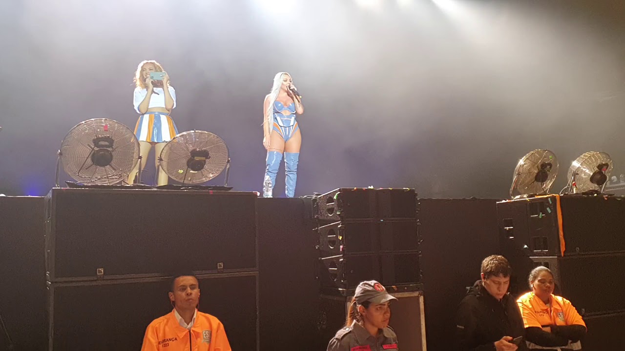 Little Mix - The Crowd Singing Wings (GRLS FESTIVAL - Sao Paulo, Brasil)