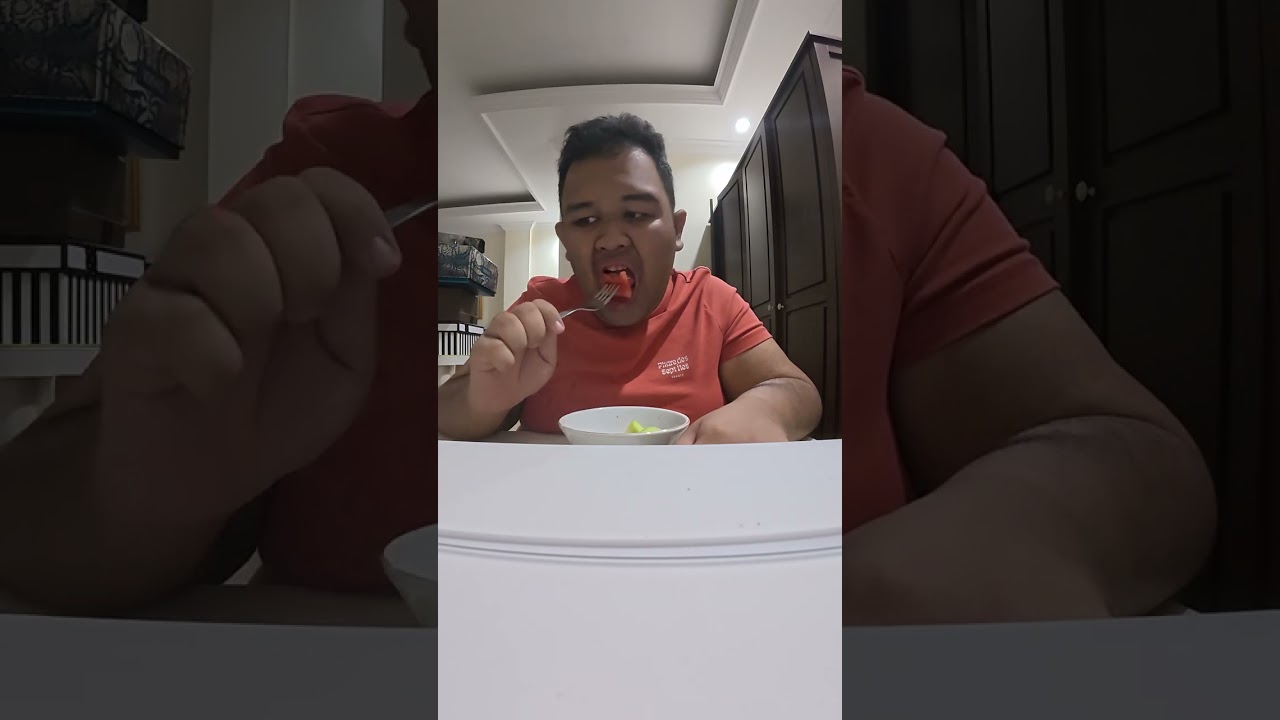 Naufal makan buah melon & semangka pada saat buka puasa