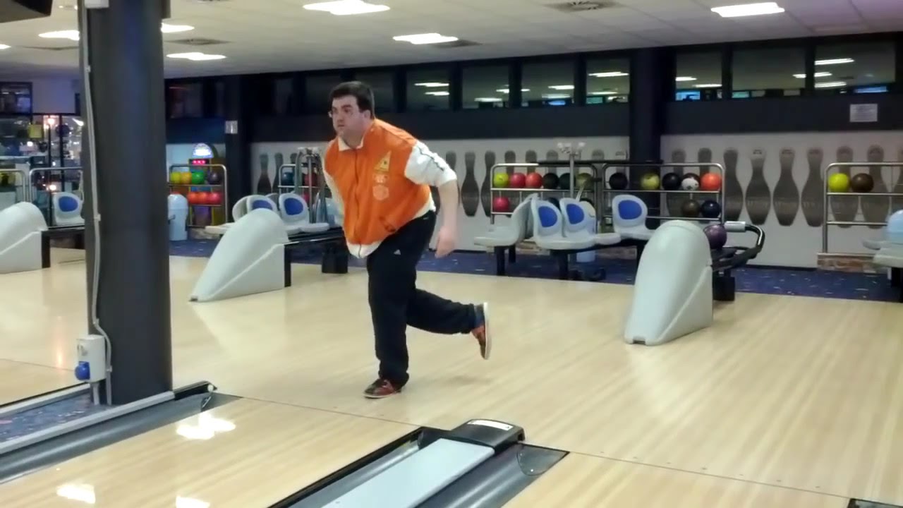 2012 - Corso Bowling Livello 1 - Marco con la sua prima boccia su misura.
