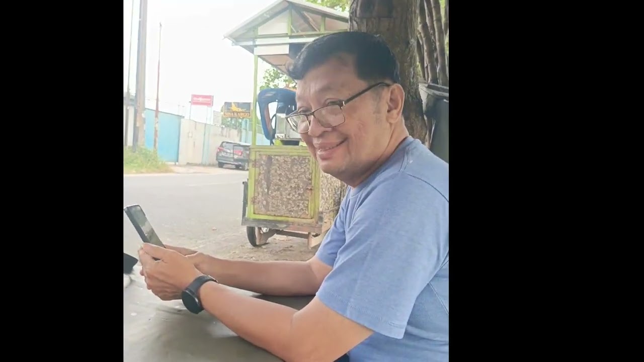 Minum air kelapa muda di angkringan penatapan sawah