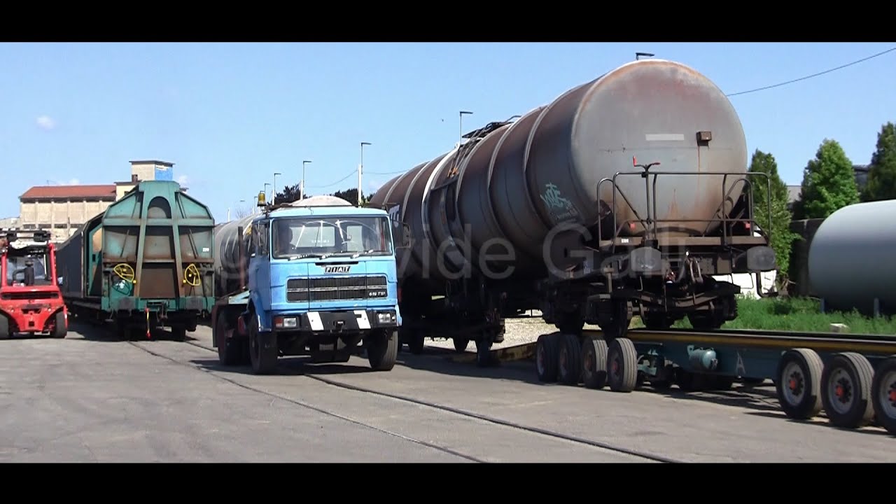 Fiat 619 T1P e Iveco Trakker all'opera con carri ferroviari