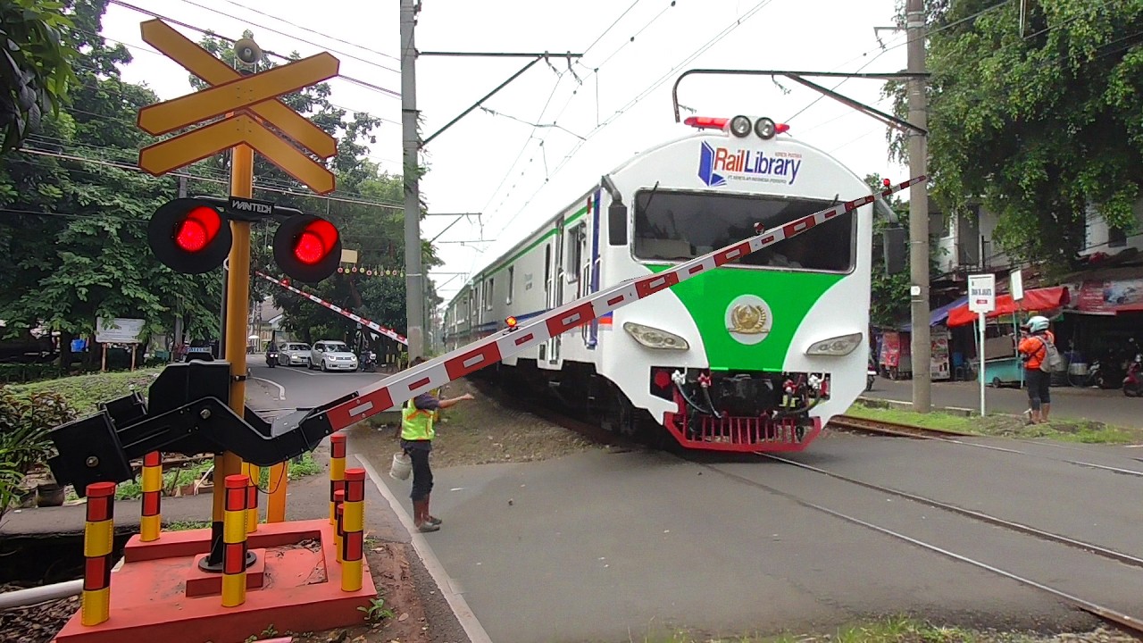 HUNTING Kereta Api Yang Jarang Terlihat Muncul Di Perlintasan Palang Baru JPL 58A Pesanggrahan