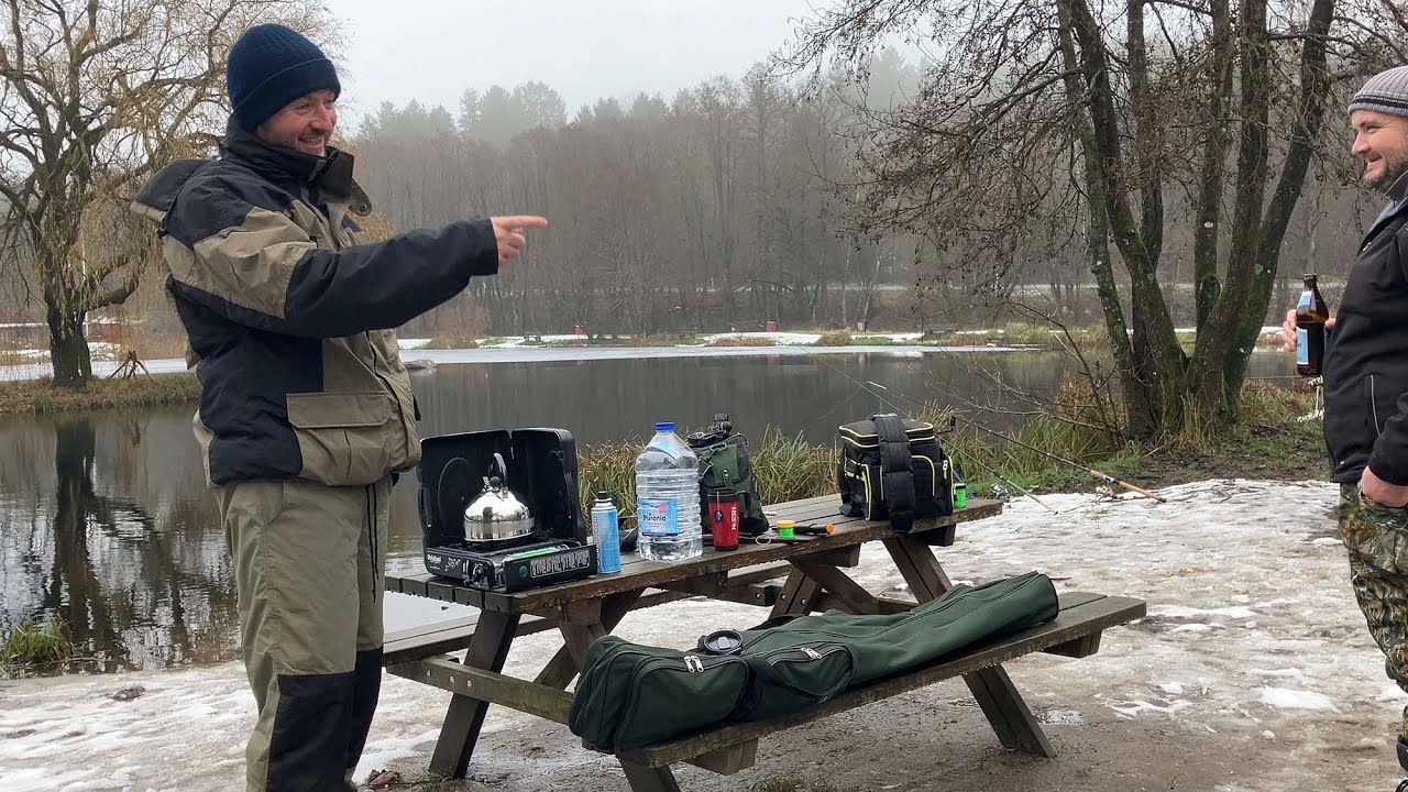 Hyggelig dag. Udsætning af ørreder. Fodring på dambruget / Forellen Besatz. Fütterung auf der Zucht.