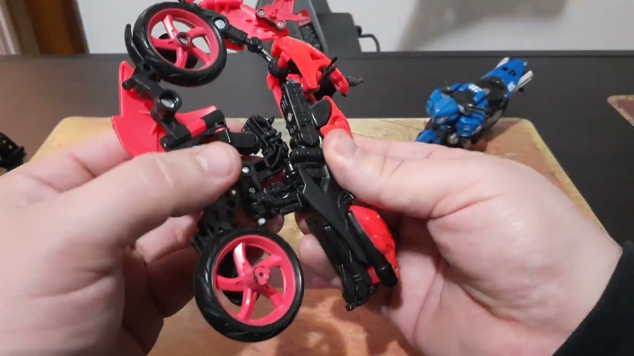 How to Transform 2009 Transformers Revenge of the Fallen Arcee and Chromia