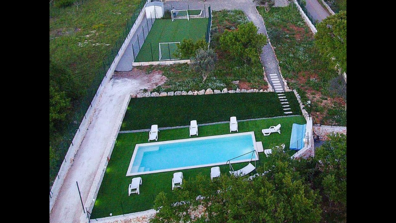 Cisternino.Gruppo di trulli ristrutturati con piscina.