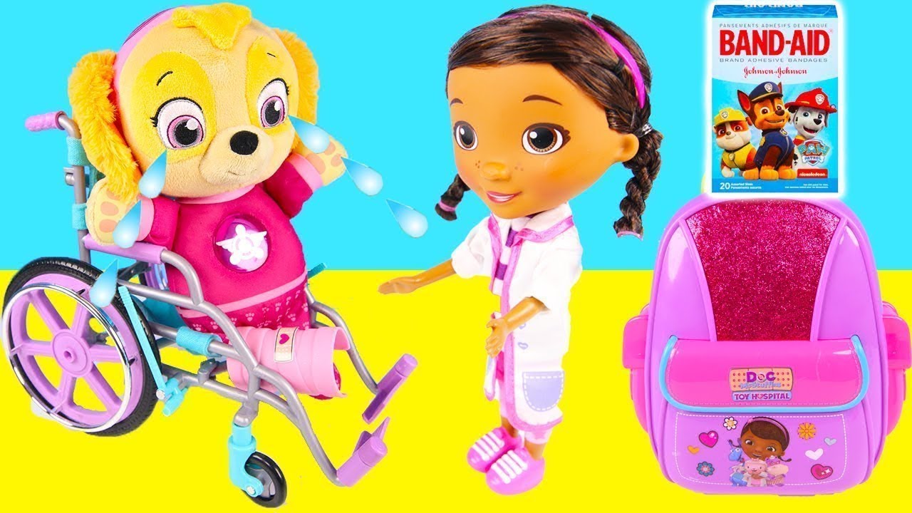 Skye de Paw Patrol visita a la Doctora McStuffins de Nick Jr mochila primeros auxilios de juguete