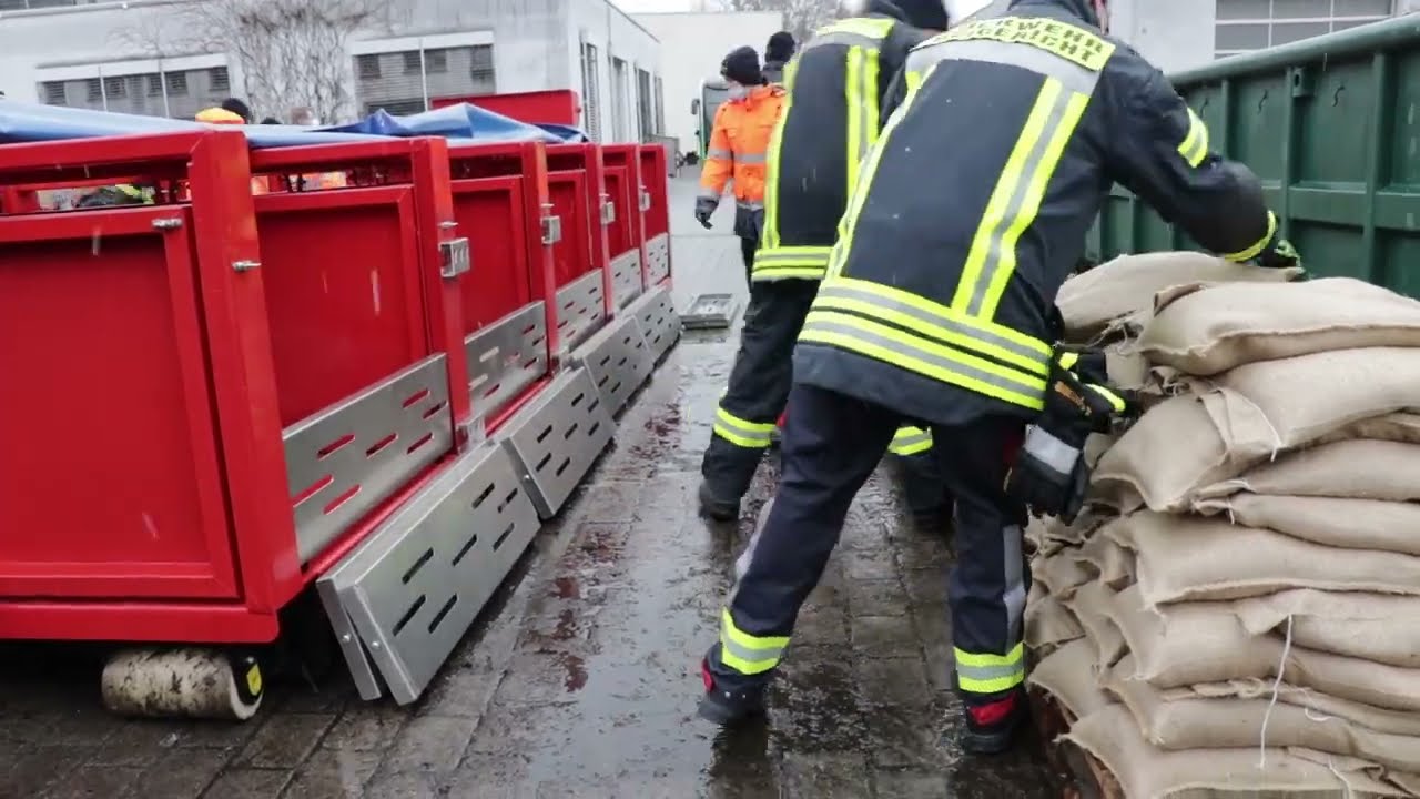 Hochwasser Hanau 2021 Ende Januar und besuch Feuerwehr Maintal Sandsack abfühlung anlage.