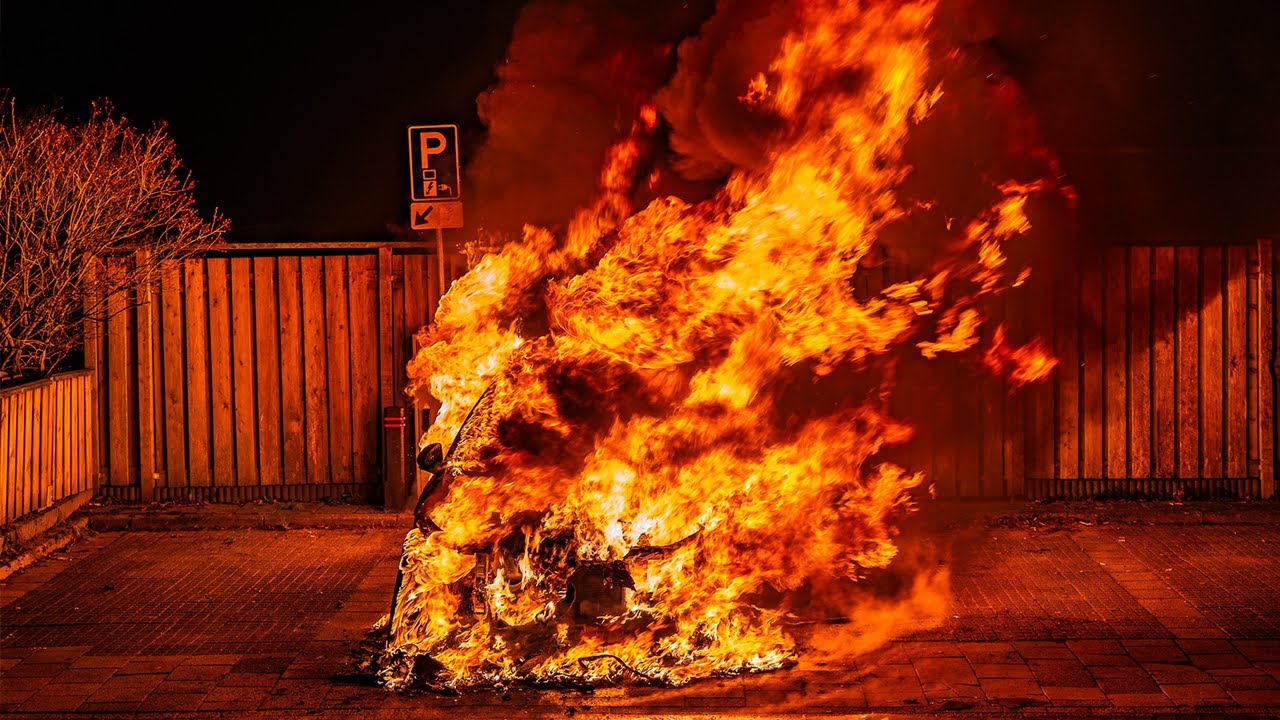 Auto in lichterlaaie bij laadpaal in Beuningen