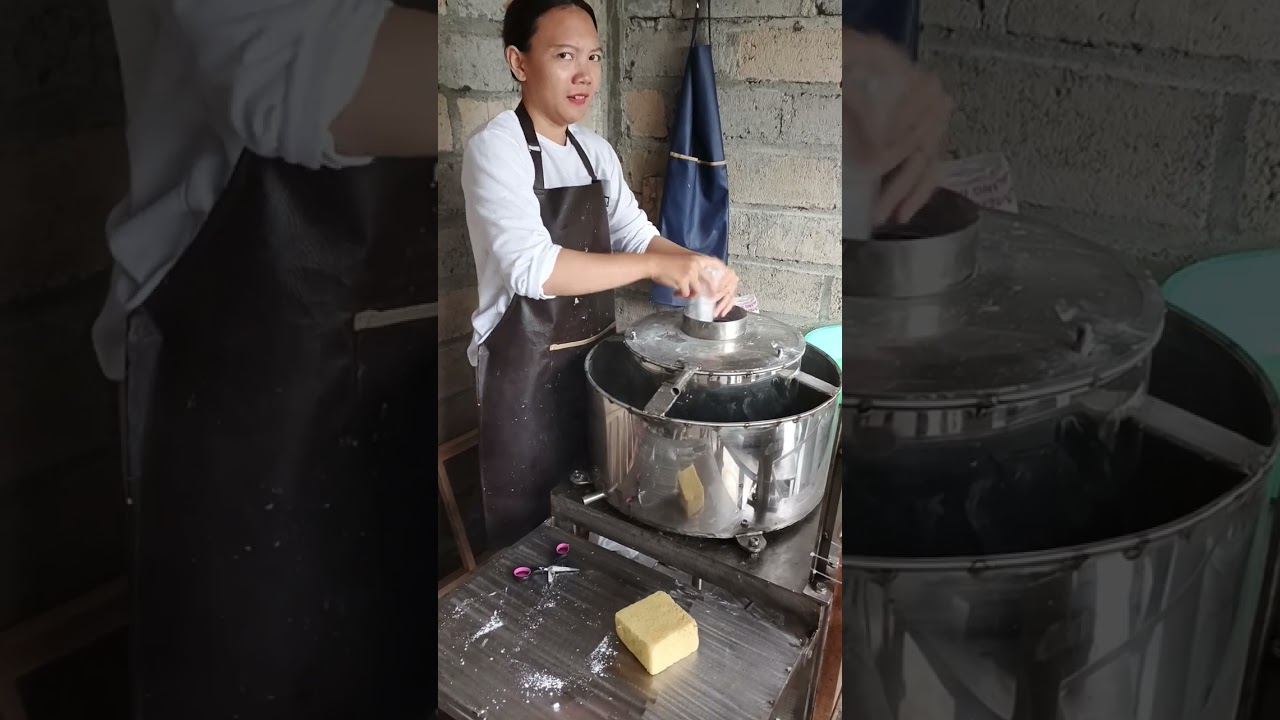 Mengajari istri giling daging bakso biar mahir