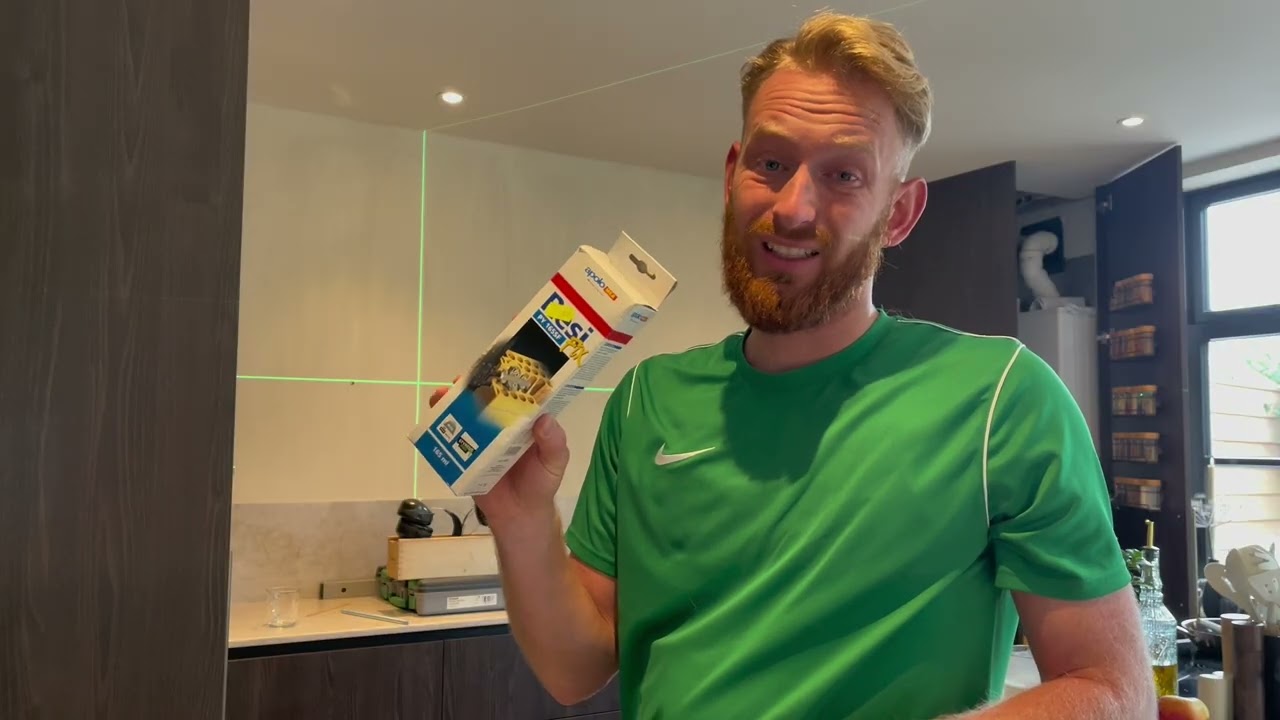 Eikenplank aan de muur zwevend. 