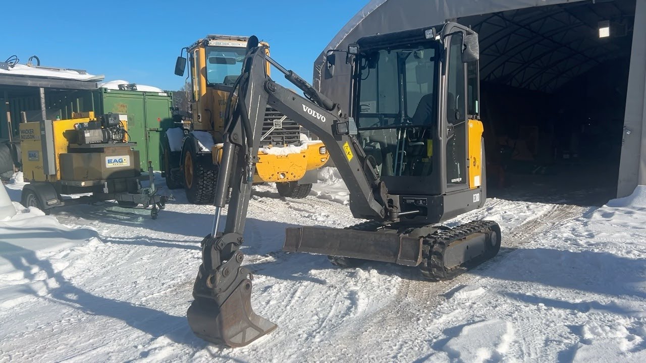 Köp Grävmaskin Volvo EC18D med vagn redskap på Klaravik