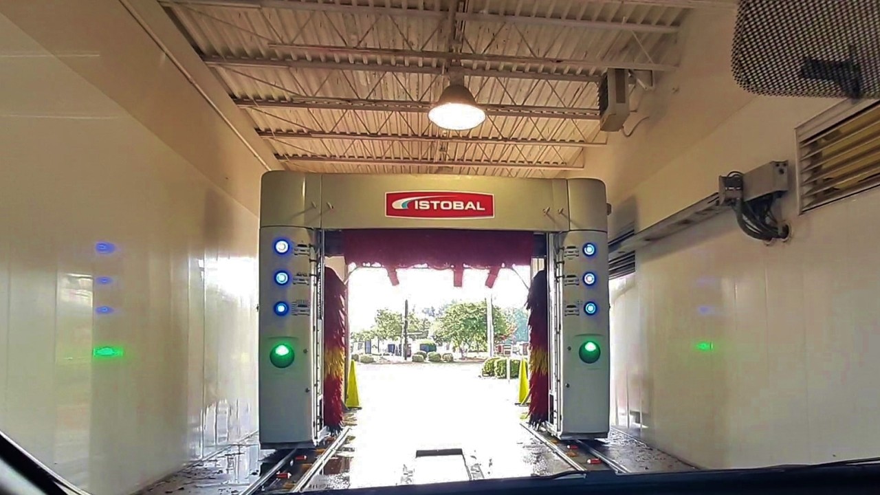 Older Istobal M12+ Rollover Car Wash at Enmarket Car Wash in Pooler, Georgia