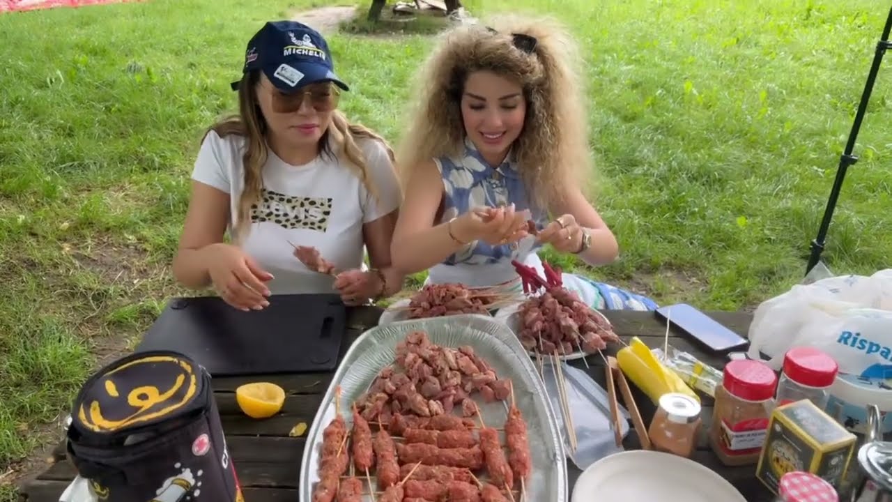 خريجة غزالة مع الحباب شوينا في الطبيعة اجواء العيد في ايطاليا 