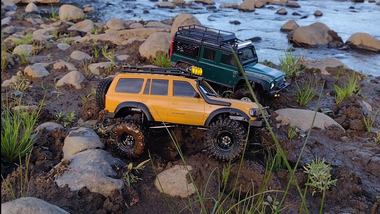 FMS FCX18 LC80 против TRX4M DEFENDER 90: сравнение двух культовых внедорожников. Кто победит?