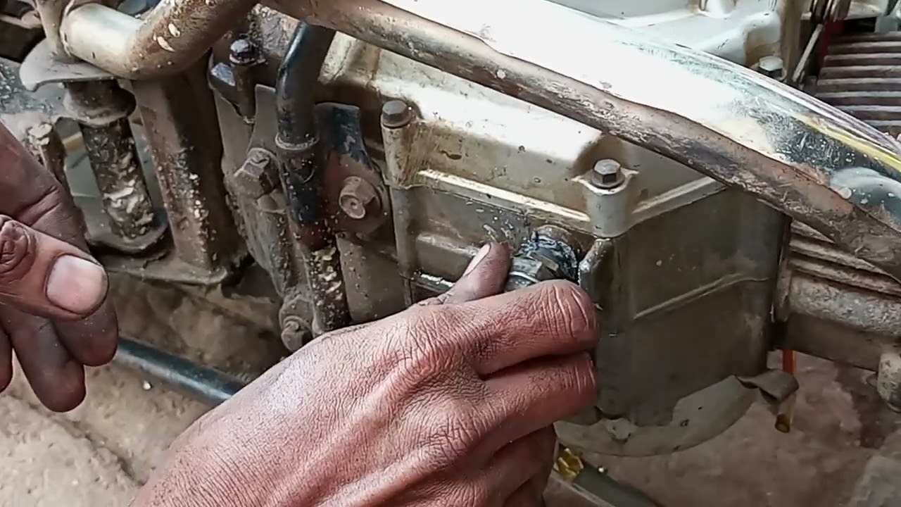 Bike k tooty howy patan ko oil bush lagaya...