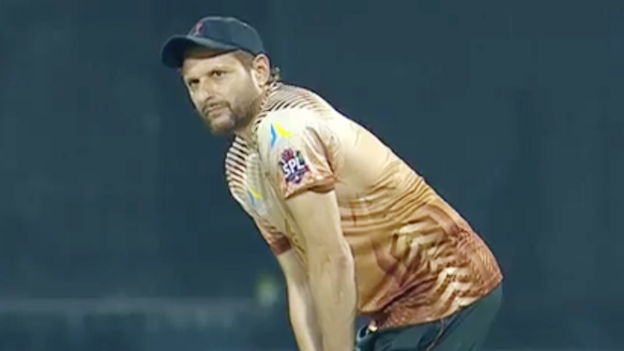 Shahid Afridi Vs Imran Tahir One Over Challenge in Tape Ball Cricket