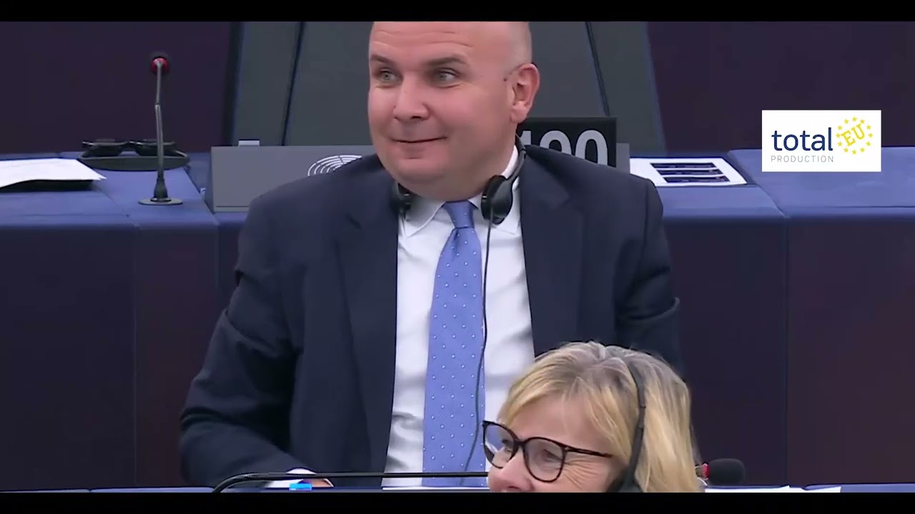 Immunità Ilaria Salis: il momento del voto, dell'applauso e dei fiori