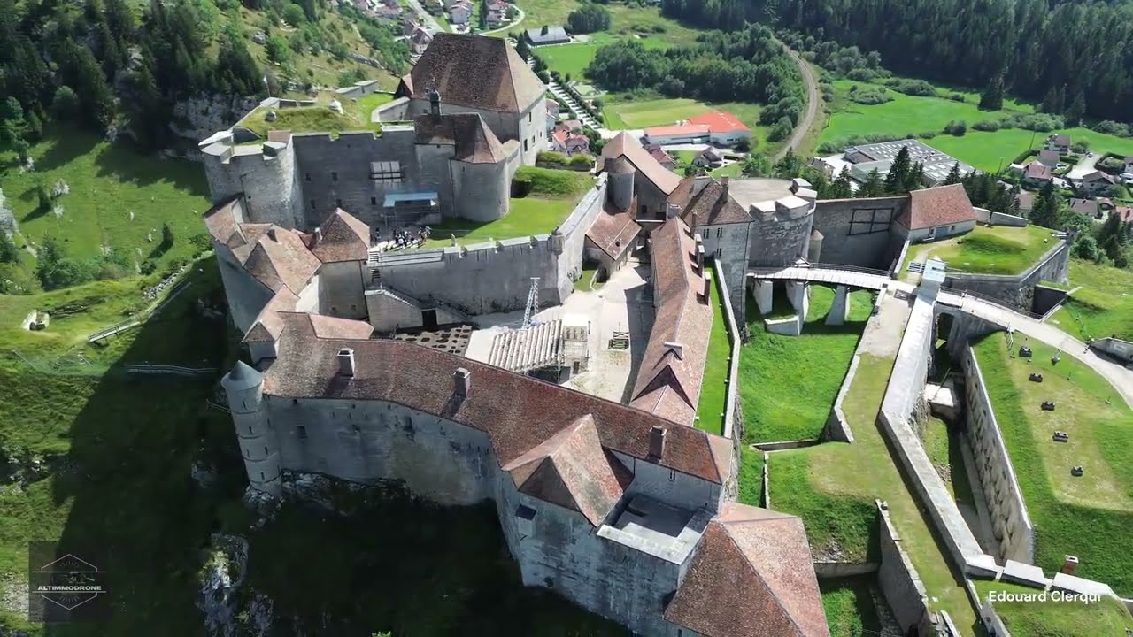 Survol du Ch&acirc;teau de Joux en 4K | AltimmoDrone