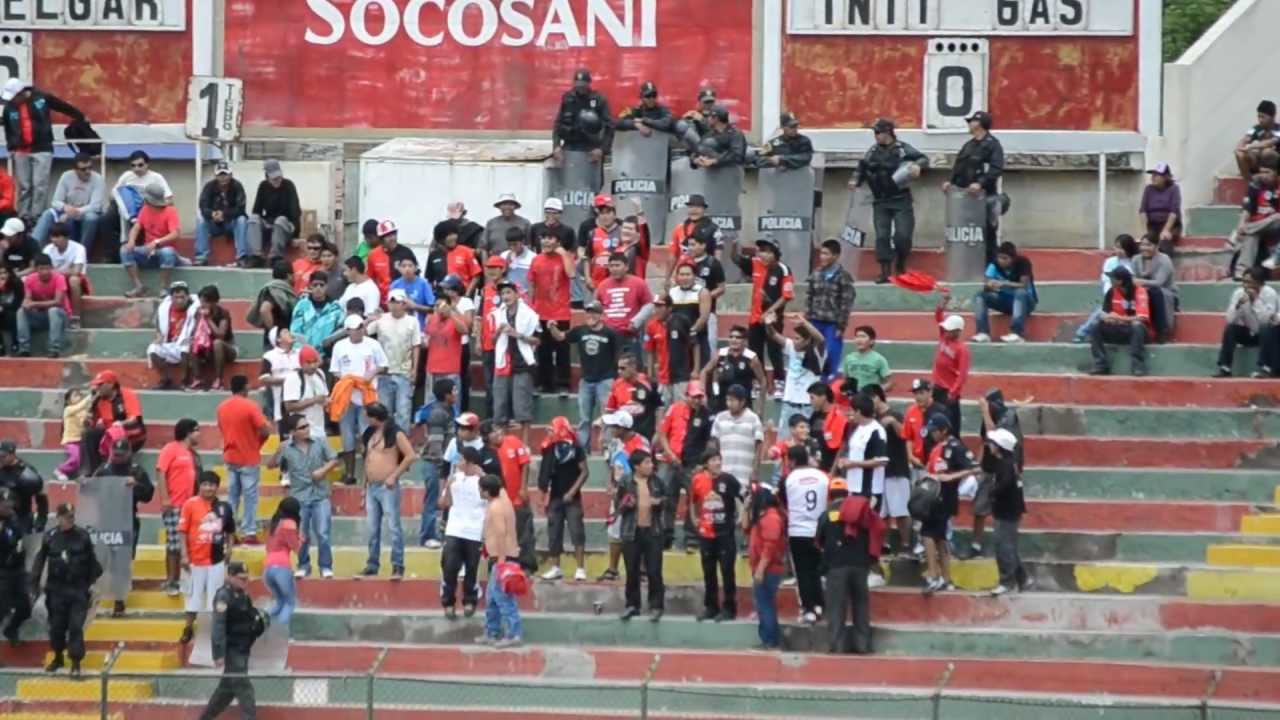 Estadio, jugadas y barra rojinegra del partido FBC Melgar 1-2 Inti Gas - www.ovaciondelsur.com