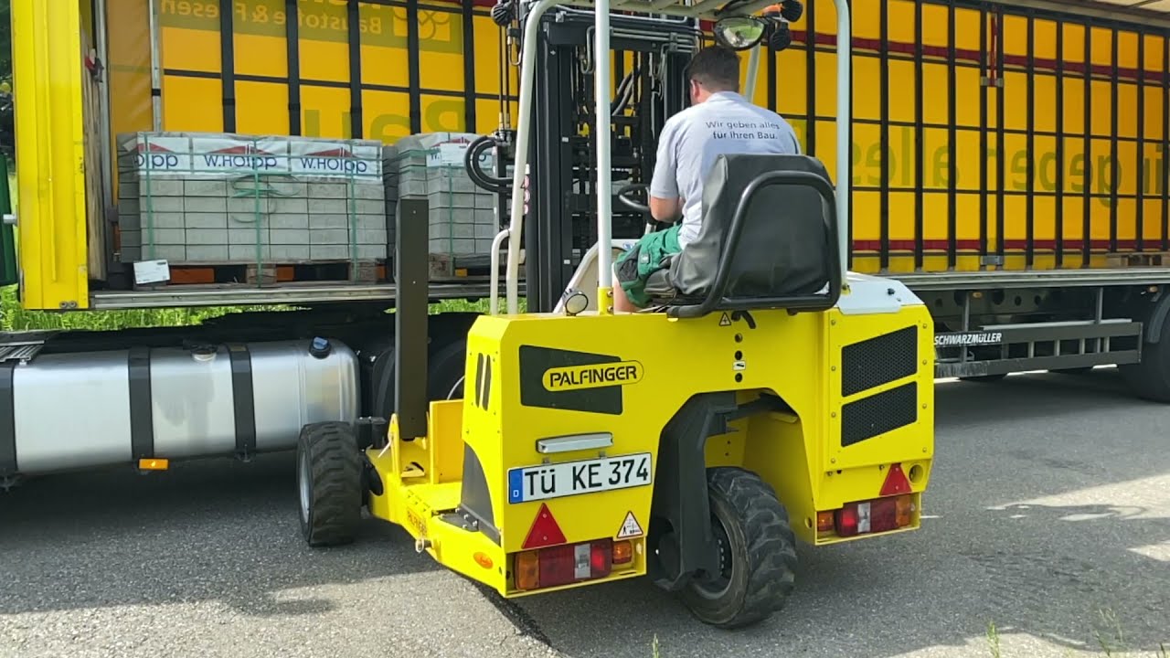 Pflastersteine entladen mit 4 Wege Mitnahmestapler
