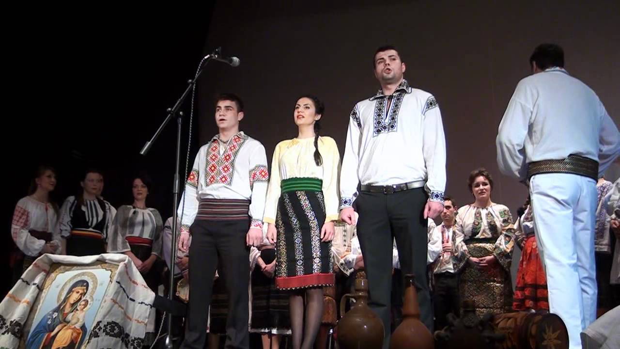 Datini si obiceiuri de Craciun cu Ansamblul Folcloric Teodor Burada din  Iasi.avi