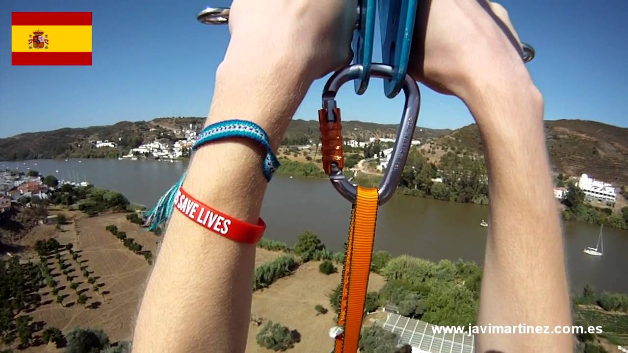 Salto en Tirolina desde España a Portugal - HD