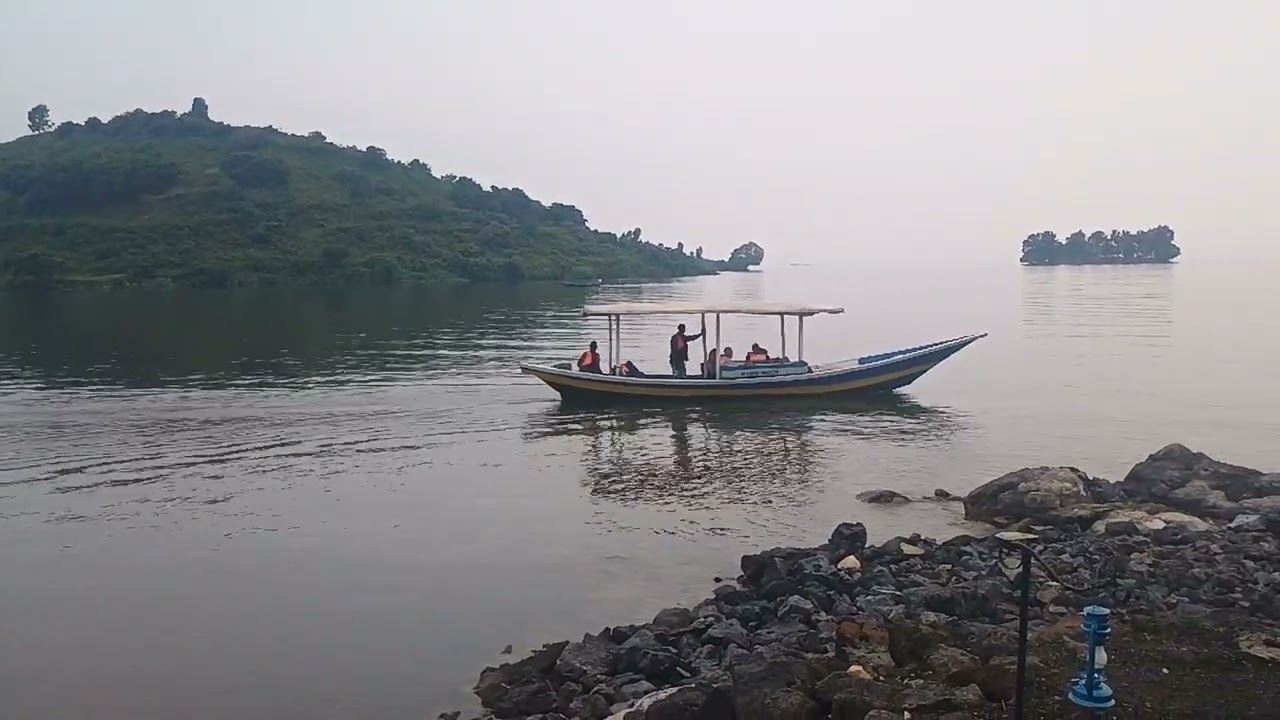 Canoe rolling by on the Kivu Lake 