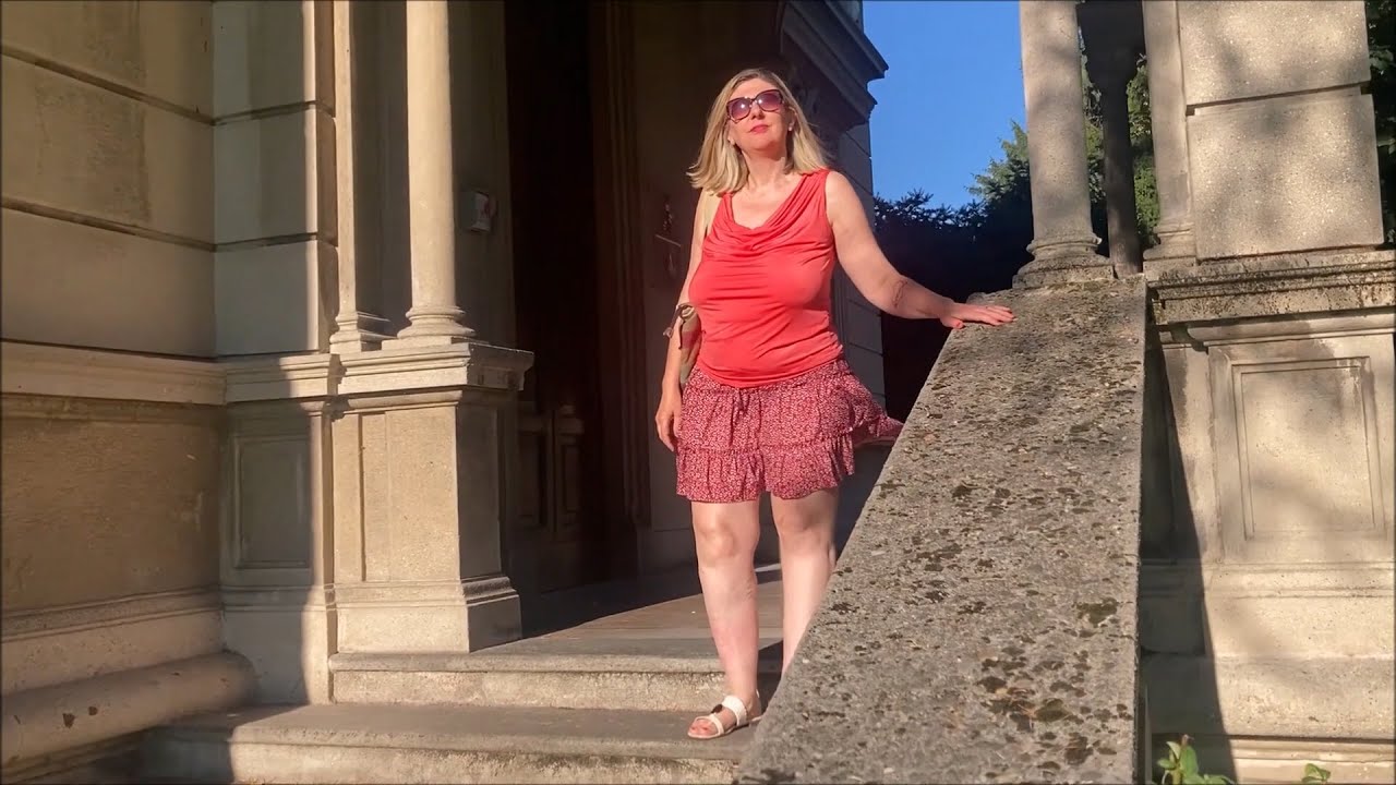 🌿 Moda Braless tra storia e natura &ndash; 💃 Una passeggiata sensuale nella villa antica 🏛️