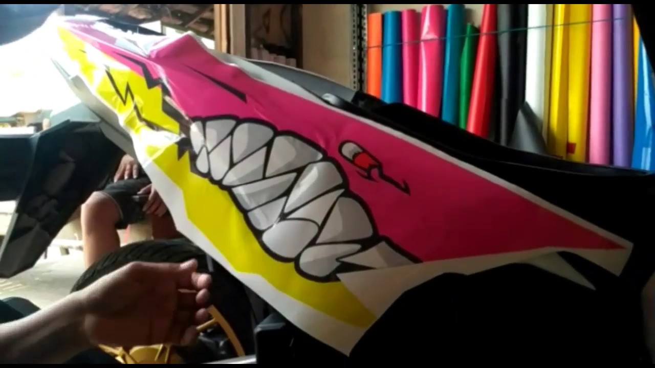 pasang stiker DECAL  motor vario 150