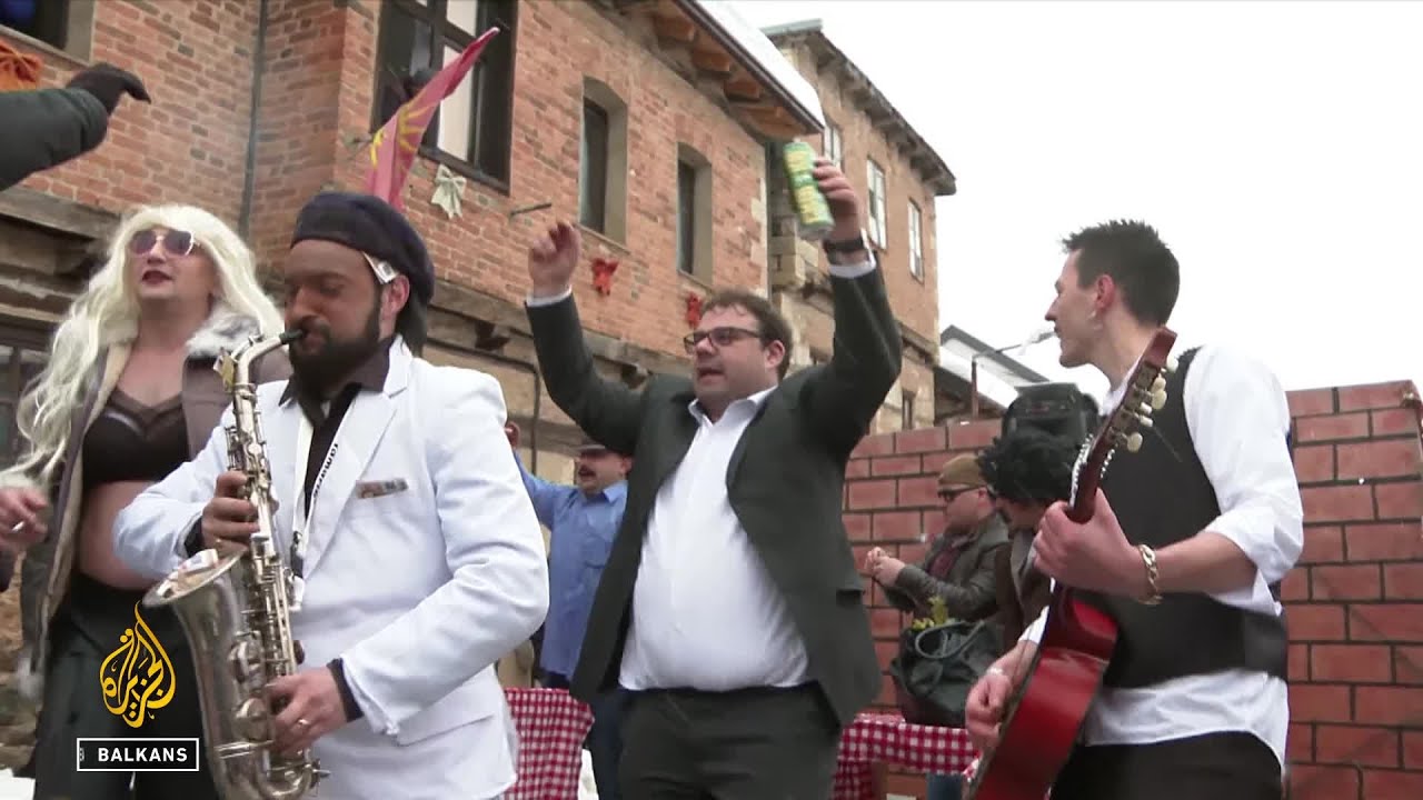 Maskenbalom u Novu godinu: Tradicija u Vevčanima u S. Makedoniji