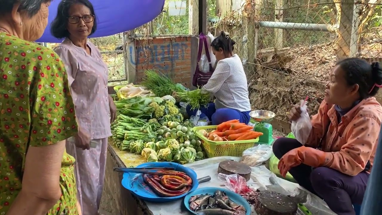 ព្រឹកនេះនៅក្នុងផ្សារមានមនុស្សច្រើន There are many people in the market this morning.
