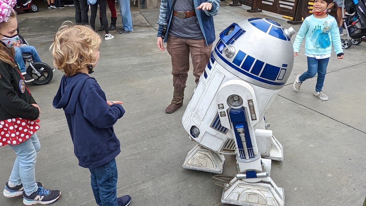 R2-D2 makes a surprise appearance in Star Wars Galaxy's Edge!