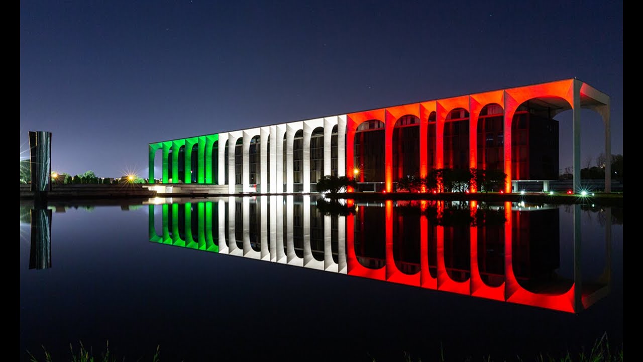 Il Tricolore illumina Palazzo Mondadori