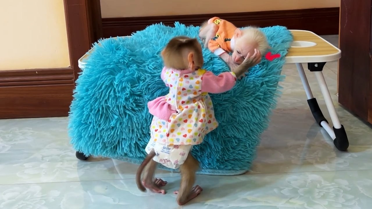 Mom Tearing Surprised Seeing Lil Baby Yuri Taking Care & Love Her New Little Sister
