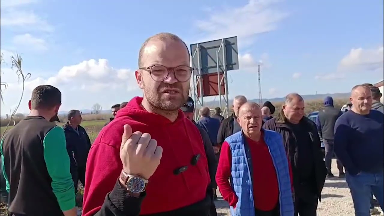 Pagesa në aksin Thumanë-Kashar detyron kamionët të kalojnë në rrugën e Gramzës. Banorët në protestë