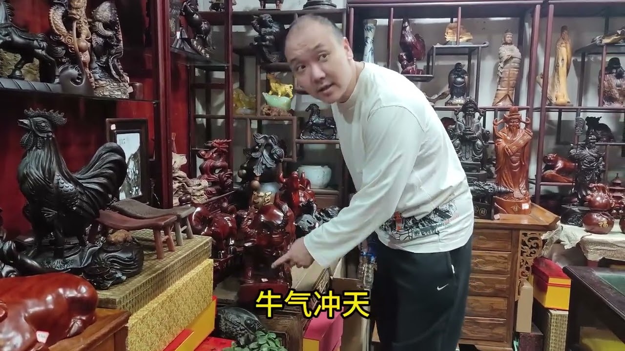 环球旅行1560集，江苏省扬州市东关街，红木雕刻的工艺品价格昂贵