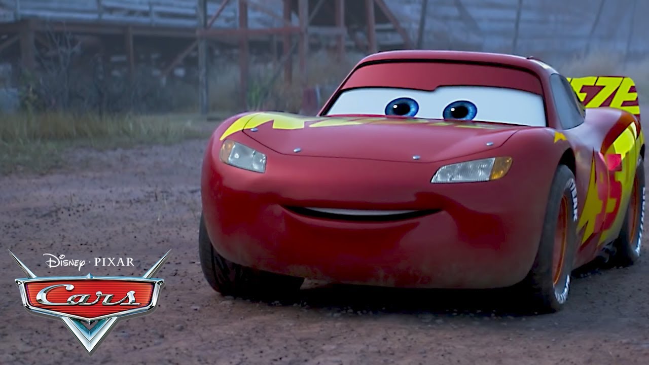 Rayo McQueen y Cruz Ramírez Conducen por Thomasville | Pixar Cars