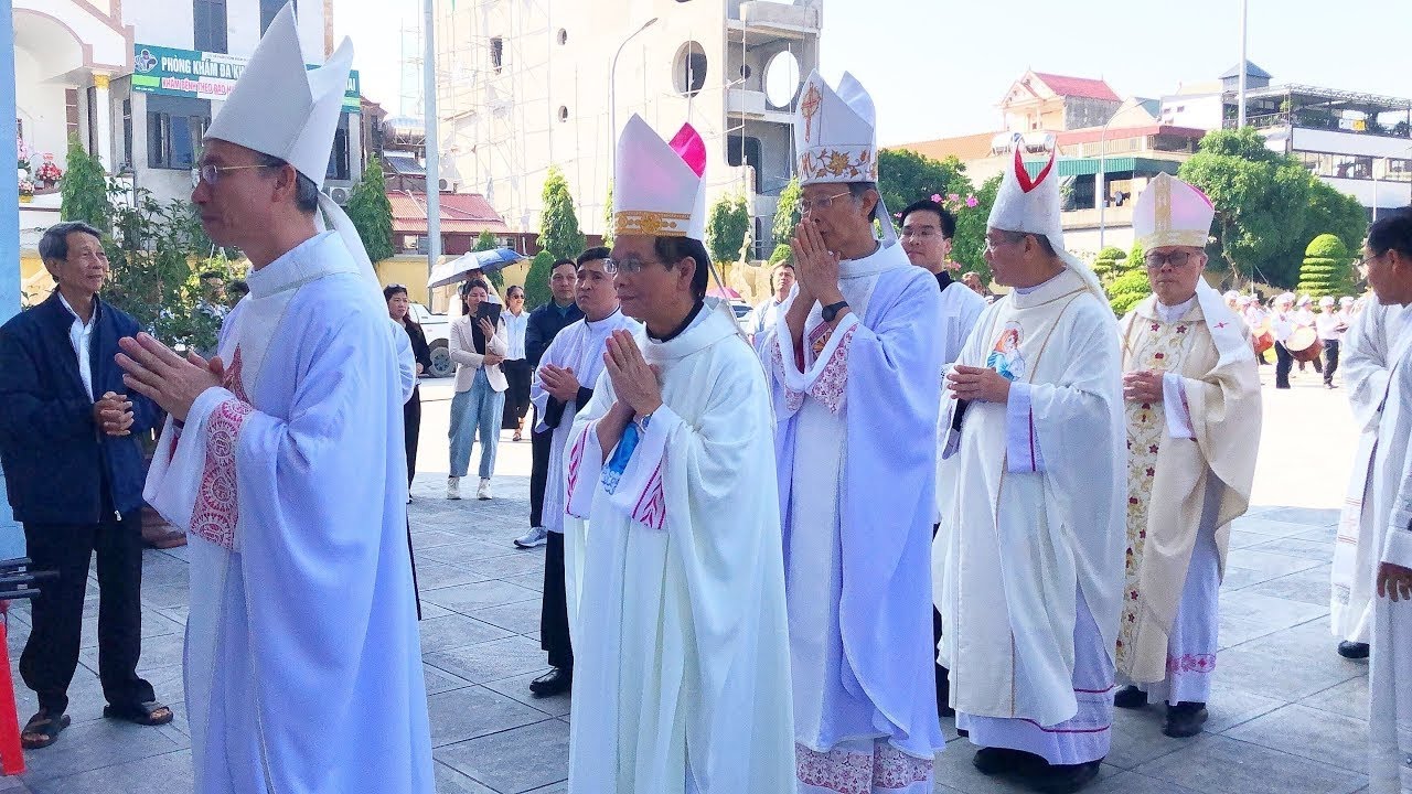 Đoàn Lễ Nghi Vào Dâng Thánh Lễ Quý Đức Cha Đức Tổng Chủ Sự Thánh Lễ Kỷ Niệm Ngày Thụ Phong Linh Mục