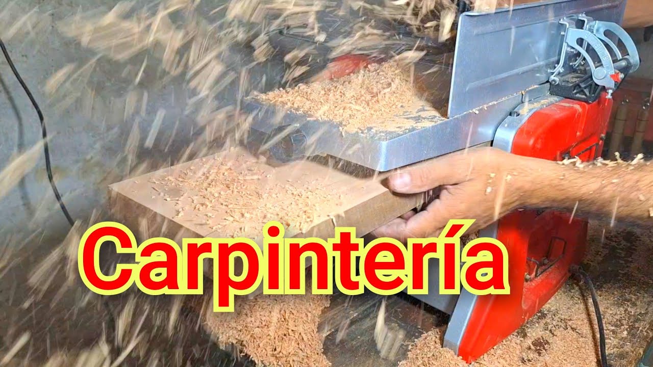 Carpintería reponiendo mercadería 