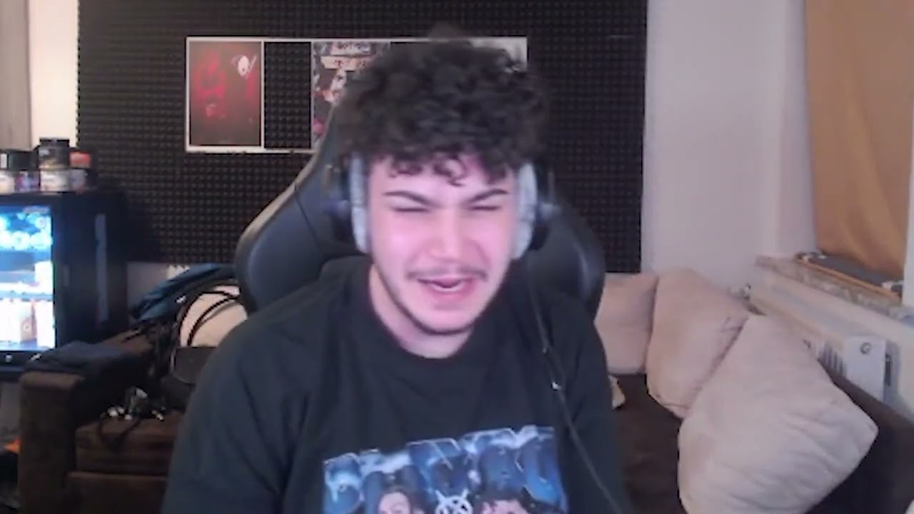 Rohat Clips, die mit Kartell am Tisch saßen