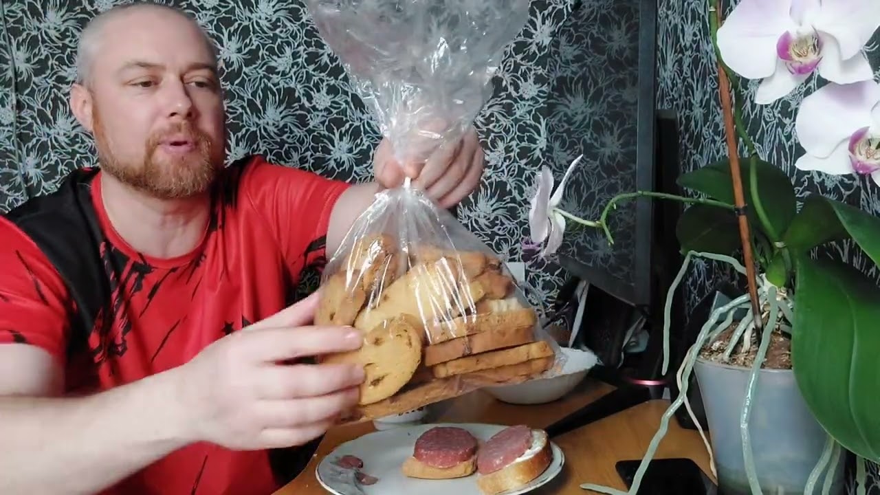 Мукбанг. Селёдочка с лучком, бутерброды с колбаской и сухари с чаем. Приятного аппетита!