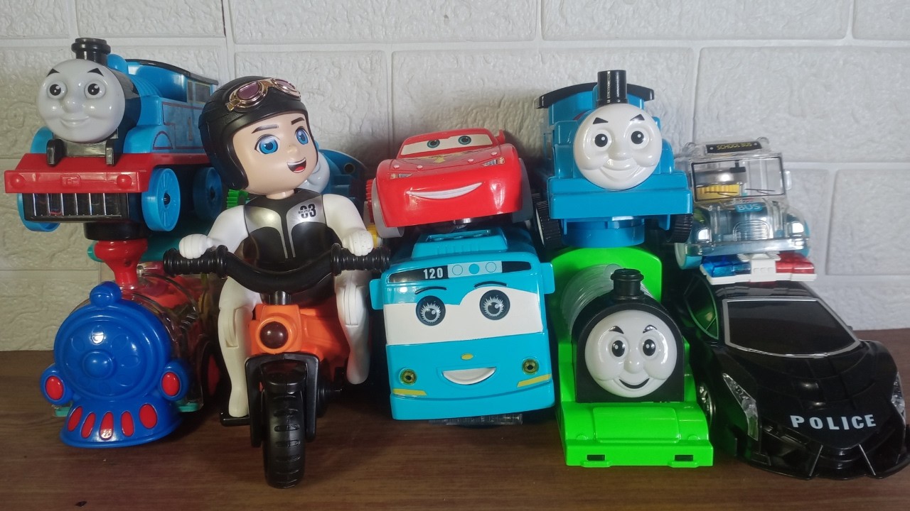 Colección de juguetes coloridos: trenes, autos y lindas amigas.