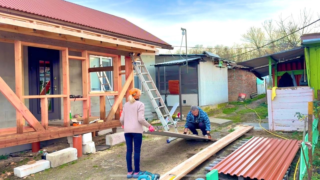 Хуторские заботы: строим крышу веранды, пересадили розы.