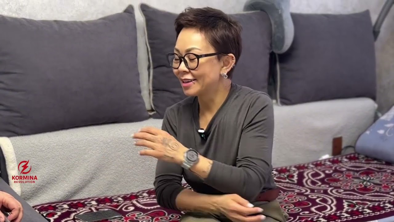 Оксана. В разводе, живёт с двумя дочками в  1-ой квартире. Есть сынок, который остался с папой 