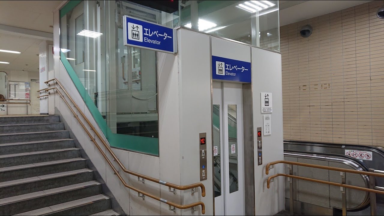 階段に沿って斜めに動くエレベーター 中津駅 日本ビルテクノス
