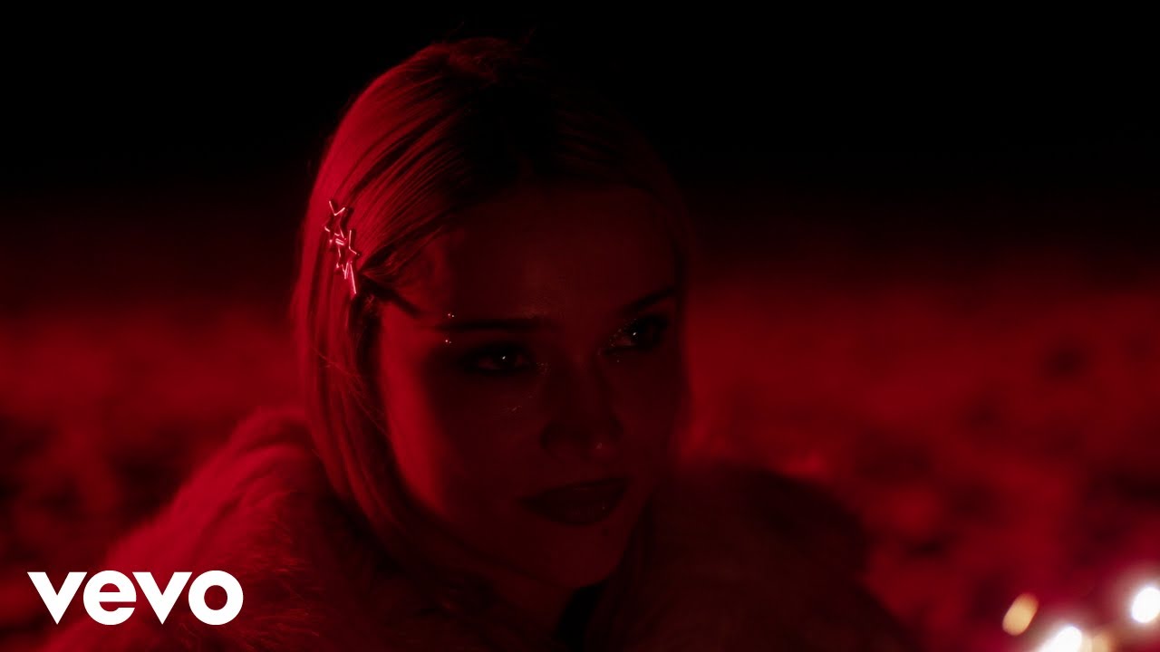 Lolo Zouaï - Holding On (Official Video)