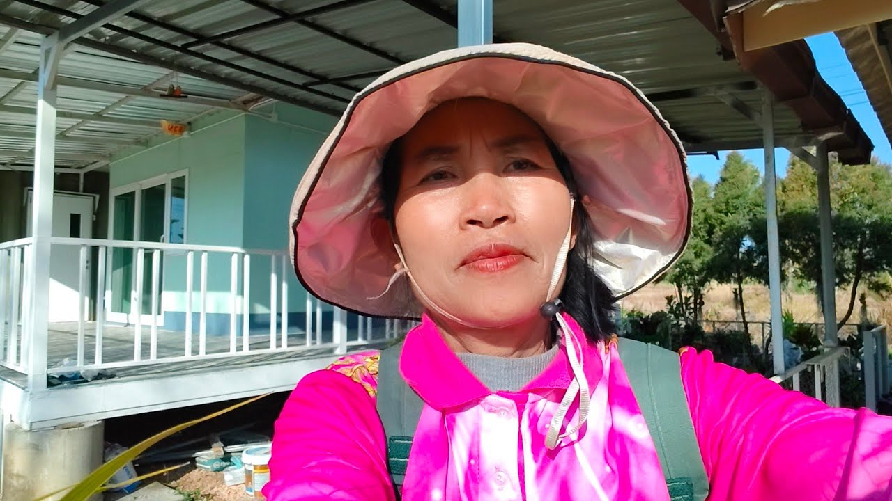 มารดน้ำต้นไม้ดอกไม้บ้านป้าอ้วน