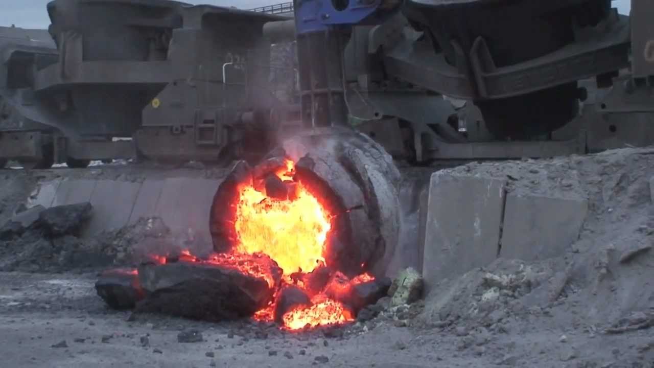 Fractum - deskulling slagpot and breaking red hot skull.mov
