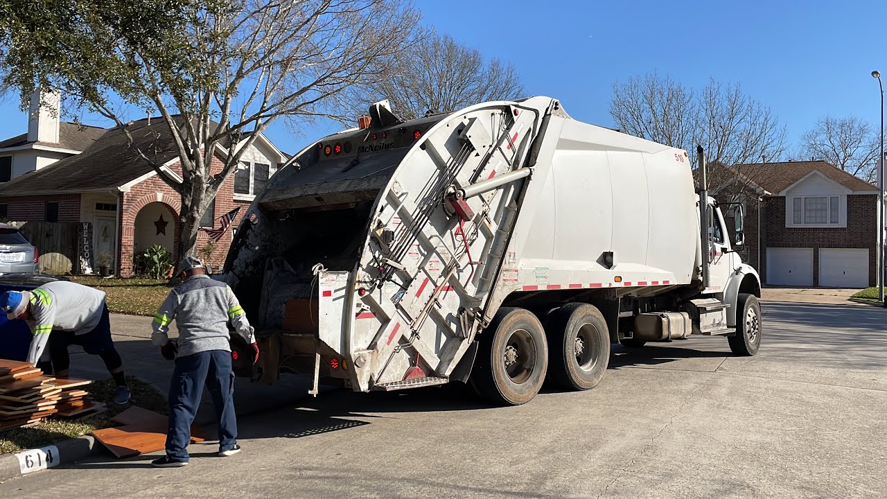 Ameri-Waste: McNeilus Rear Loader Garbage Truck on Heavy Trash