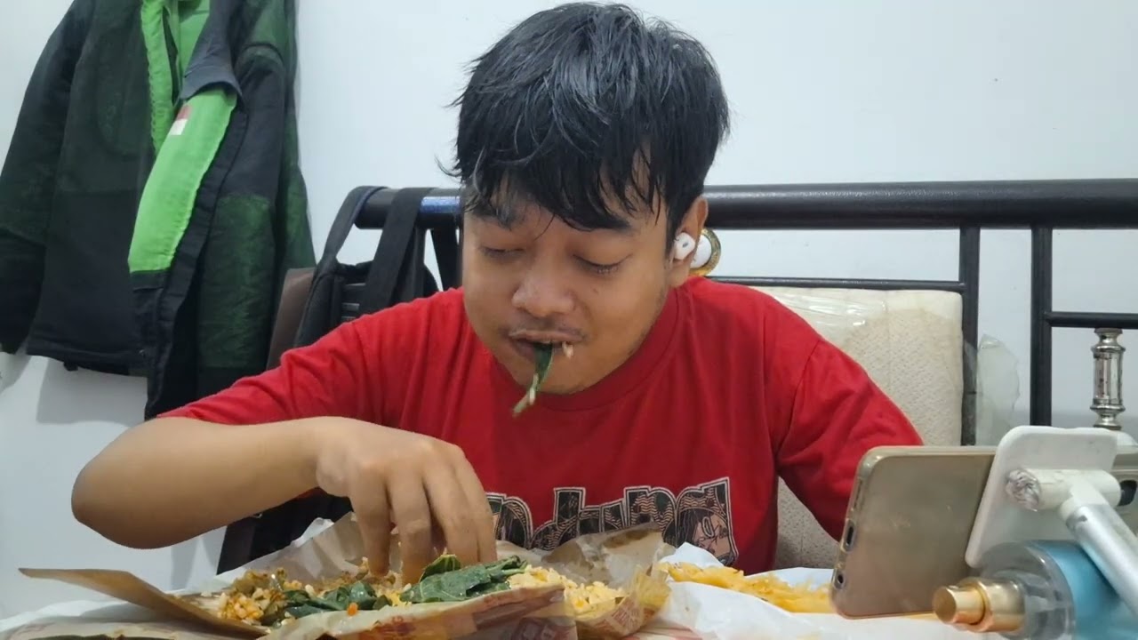 Makan Nasi Padang Lauk Peyek Udang Lagi !!!#nasipadang #food #foodie #makan #peyek #peyekudang 